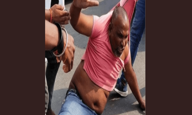 Man dragged on road for showing black flag to Nishad Party chief in UP