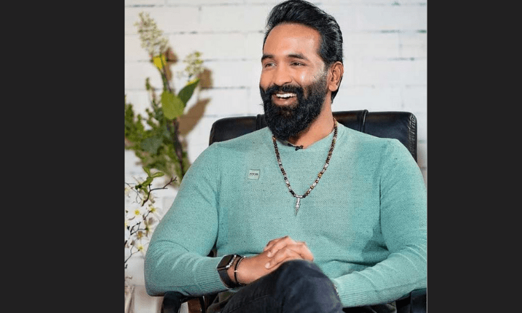Post MAA vote, Manchu Vishnu seeks peace with Prakash Raj, Naga Babu
