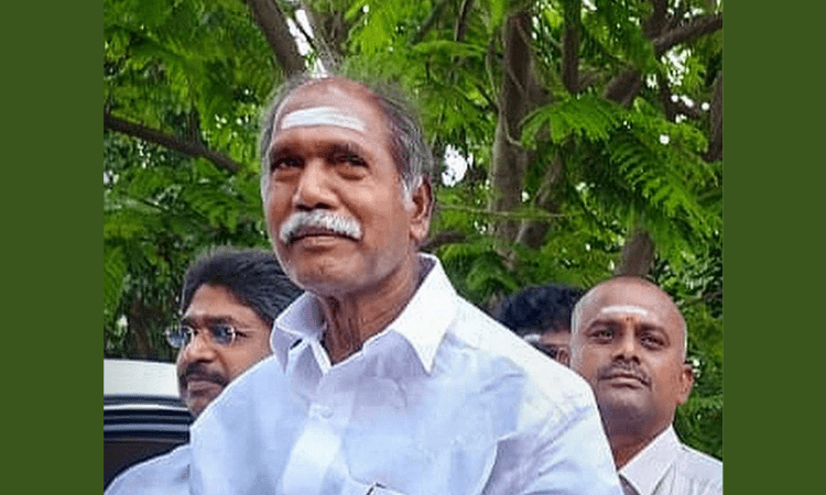 Puducherry CM gives ex-gratia to kin of Covid victims