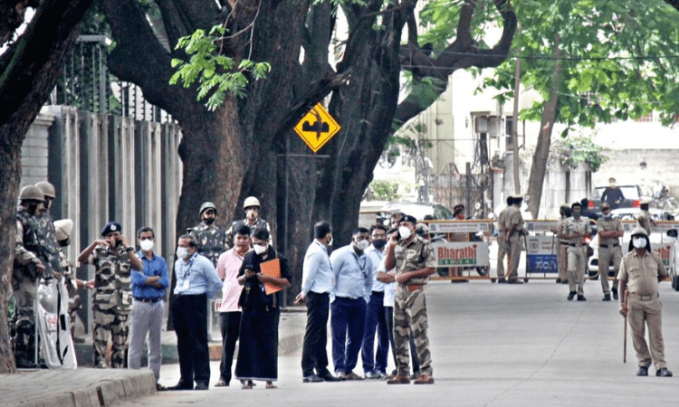 Tension prevails in K’taka border town as protest turns violent