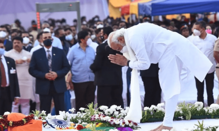 Lata Mangeshkar wrote a letter in Gujarati for 1st time to PM Modi’s mother