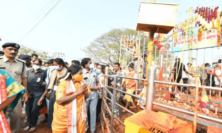 Thousands offer prayers on last day of Telangana’s tribal fair
