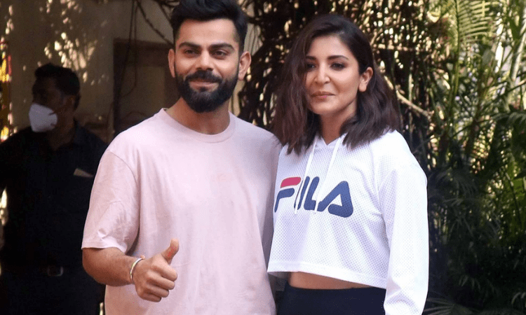 #Virushka: Anushka, Virat pose for the shutterbugs at Mehboob Studio