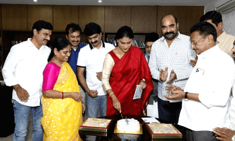 ys-sharmila-launches-her-new-political-party-named-ysr-telangana-party