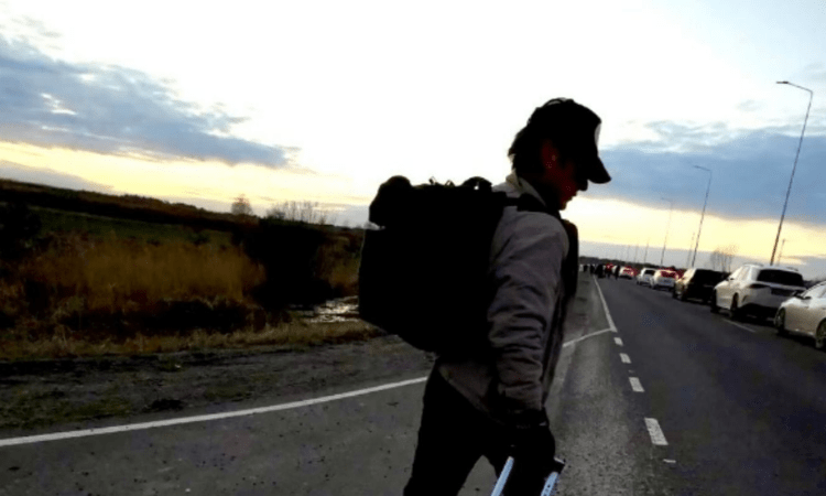 Hollywood star Sean Penn abandons car, leaves Ukraine on foot