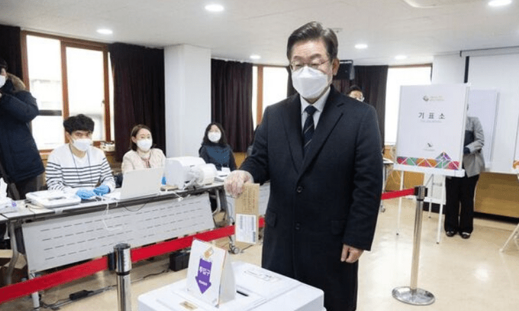 Moon casts early vote for S.Korean prez election