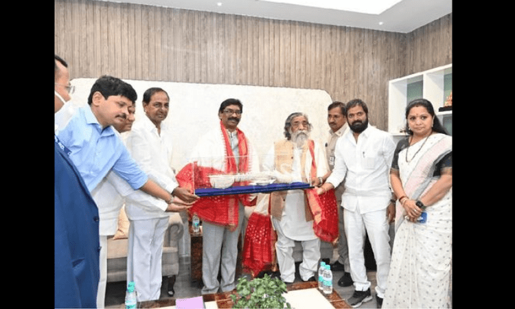 No harm in KCR-Soren meet but Cong cautious