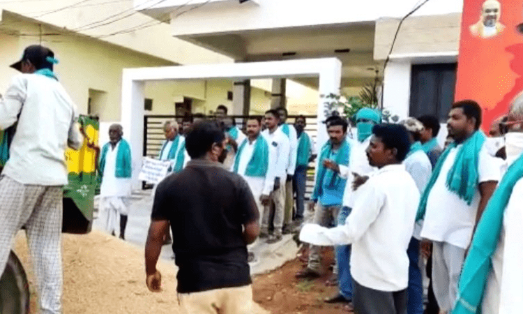 Telangana farmers dump paddy in front of BJP MP’s house