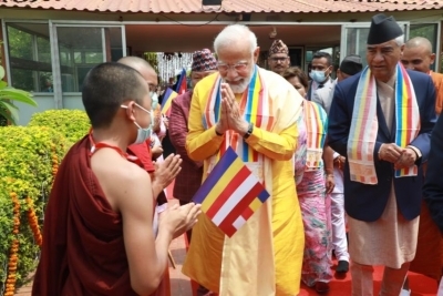 Modi offers prayers in Lumbini’s Maya Devi Temple (Ld)