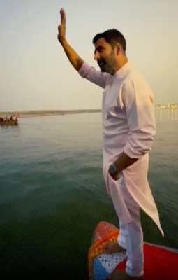Akshay takes a dip in Ganga after performing puja in Varanasi for ‘Samrat Prithviraj’