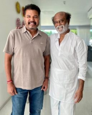 Director Shankar calls on Rajini as blockbuster ‘Sivaji’ completes 15 years!