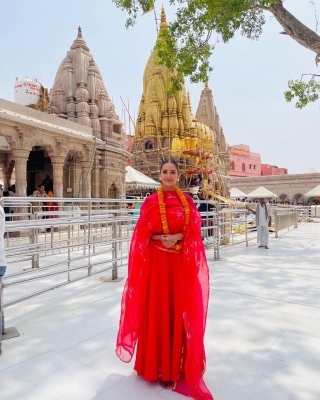 Esha Gupta visits Kashi Vishwanath temple to seek blessings for ‘Aashram 3’