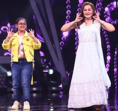Jaya Prada teaches dance steps from song ‘Mujhe Naulakha Mangade’ to contestant Samaira