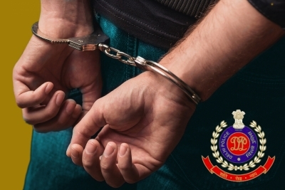 Criminals found using Delhi Police sticker on the car, arrested