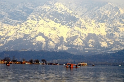 7 tourists rescued by the owner of sinking houseboat in J&K’s Dal Lake