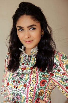 Mrunal Thakur: Important to do different roles to become a ‘massy’ actor
