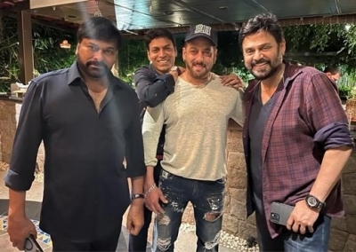Pics of Chiranjeevi, Salman, and Venkatesh partying in Hyderabad go viral