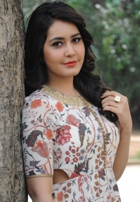 Raashi Khanna plays Dhanush’s high school friend in ‘Thiruchitrambalam’