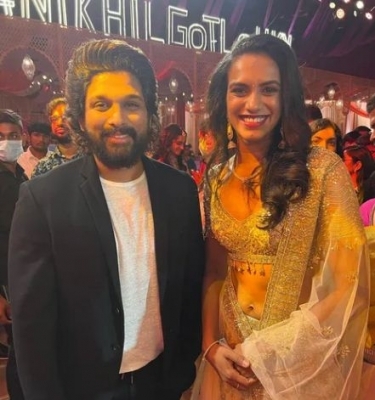 Champion shuttler PV Sindhu shares pic with Allu Arjun