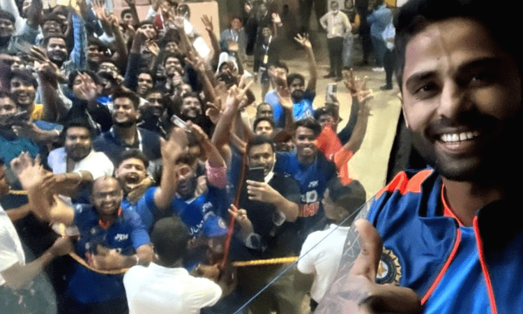 Indian cricket team gets rousing welcome at Thiruvananthapuram airport