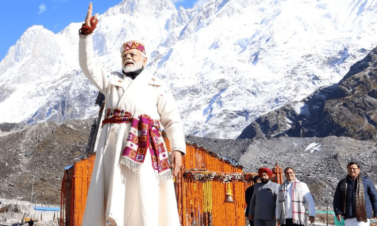 Modi keeps his word, dons traditional Himachali attire