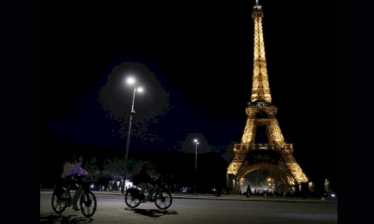 Paris to switch off advertising screens earlier in public spaces
