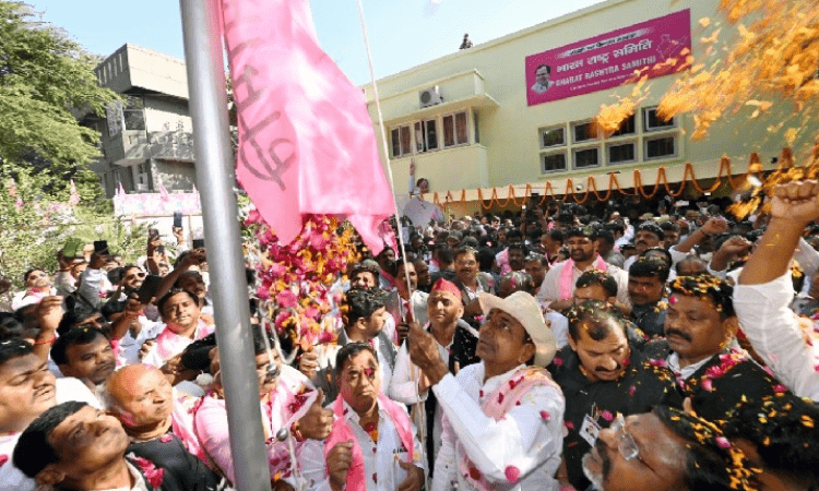 Banking on Telangana growth model, KCR looks to influence national politics