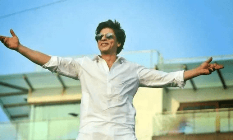 SRK gives hilarious reply to fan waiting outside Mannat to catch a glimpse of superstar