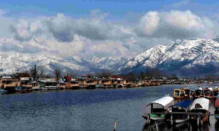 Clear sky, bright sunshine in Jammu, partly cloudy sky in Kashmir