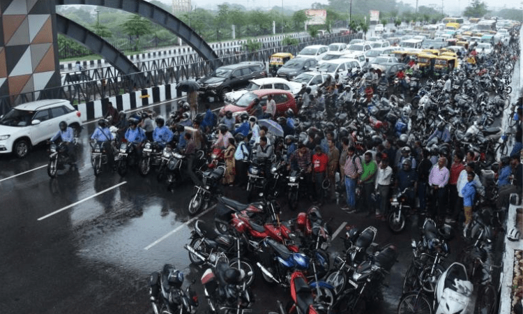 Major traffic curbs in Lucknow for GIS-23, schools closed