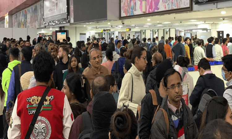 Delhi airport witnesses chaos, passengers complain about long waiting hours