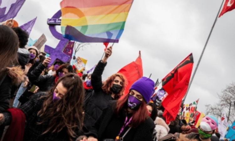 Turkish women defy ban, stage ‘Feminist Night March’