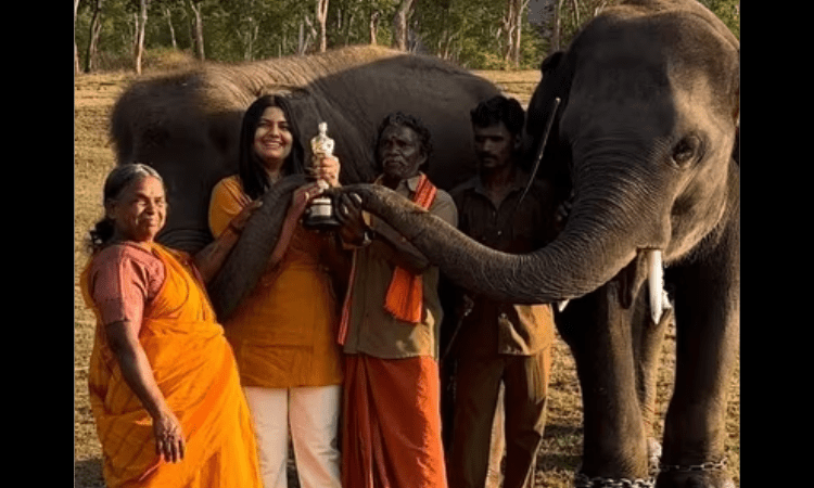 Bomman, Bellie, Bommi & Raghu of ‘The Elephant Whisperers’ pose with the Oscar