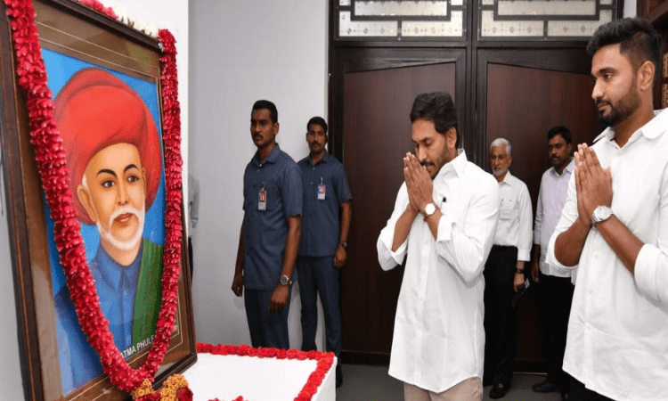 Telangana, Andhra Pradesh CMs pay tributes to Jyotirao Phule