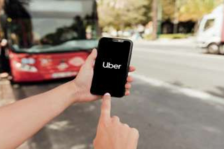 Uber will provide subscribers with cashback deals.