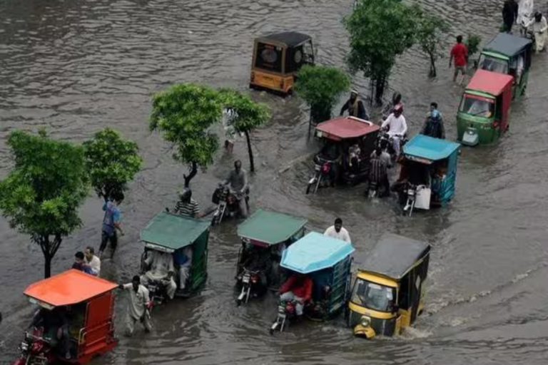 heavy Rains Hist pakistan. and several injuries to people