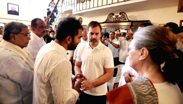 Oommen Chandy receives final respects from Sonia and Rahul