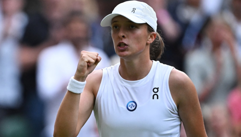 Swiatek overcomes a scare against Bencic at Wimbledon to go to the quarterfinals.