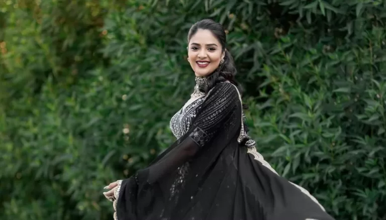 Sreemukhi Exudes Charm and Grace with Her Natural Beauty