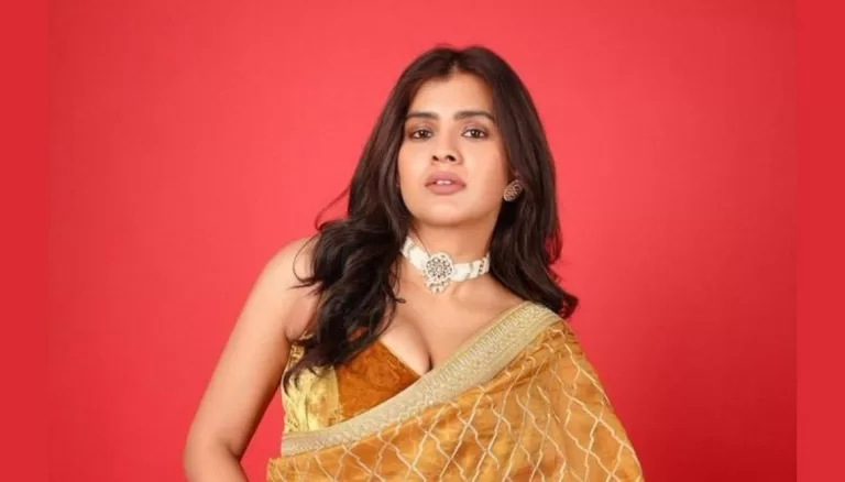 Hebah Patel Looks Beautiful in Saree