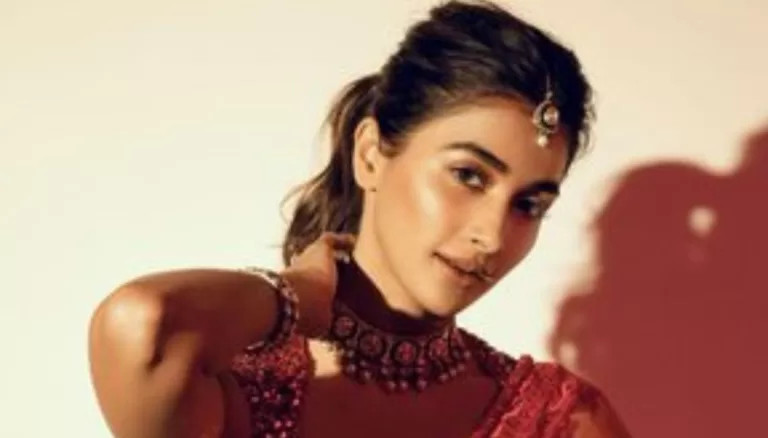 Pooja Hegde Looks Gorgeous in Red Saree