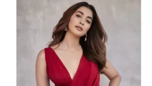 Athlee's fans are anticipating Pooja Hegde's visit to her home.