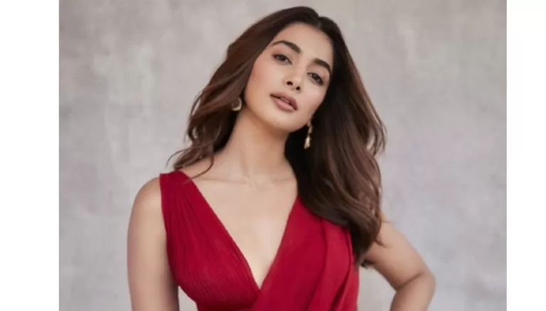 Athlee’s fans are anticipating Pooja Hegde’s visit to her home.