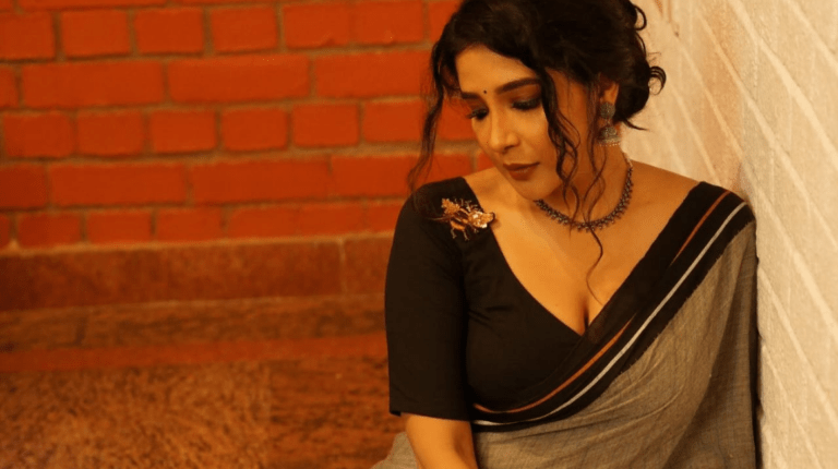 Latest Photos of Sakshi Agarwal: Killing in Saree