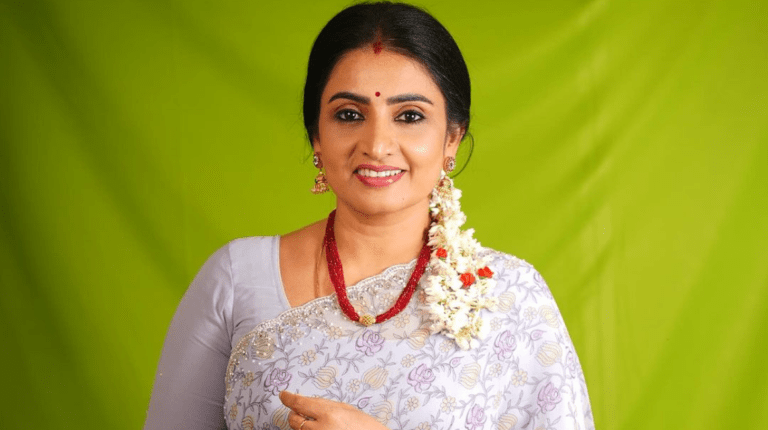 Sujitha: Shines in a Minimalist Saree Look