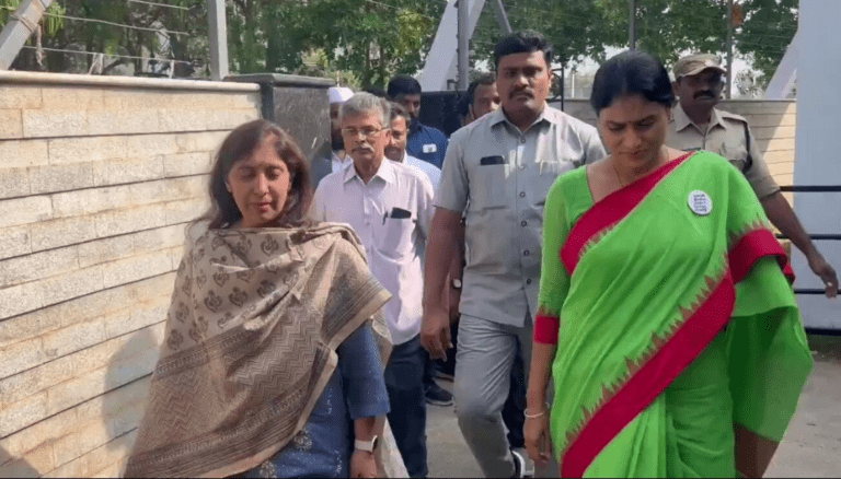 YS Viveka Daughter YS Sunitha Alleges Death Threats