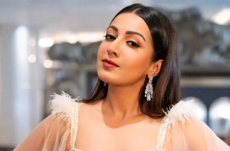 “Crisp and Stylish: Catherine Tresa Alexander in the White Top Look”