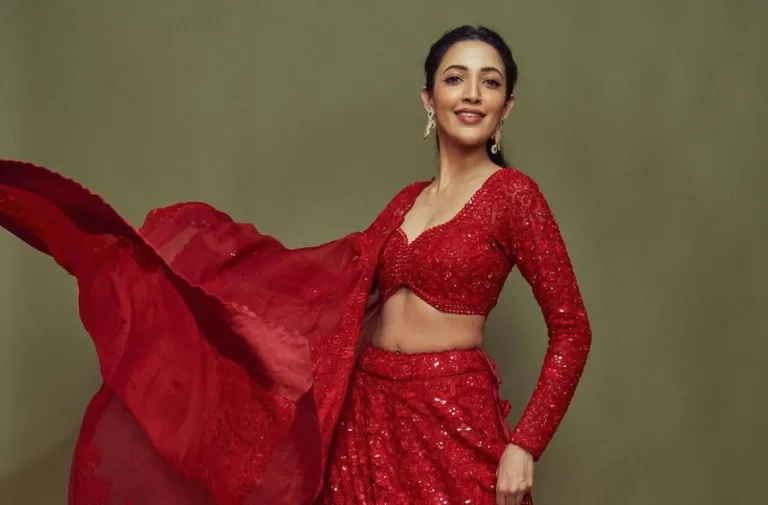 Neha Sshetty looks very beautiful in a maroon outfit