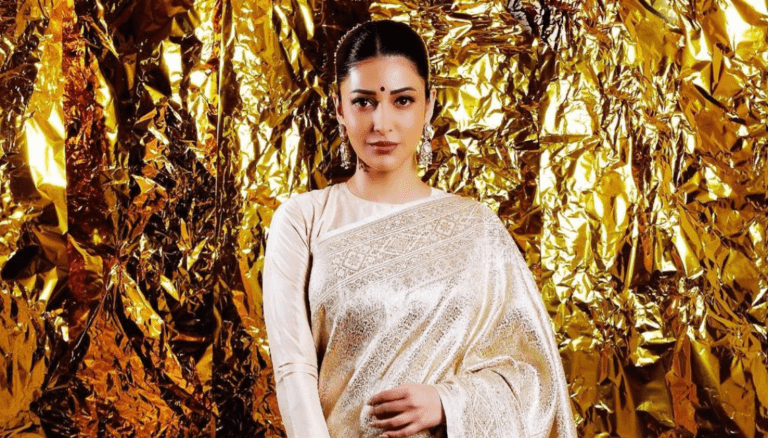 Actress Shruti Haasan Looks Stunning in Saree