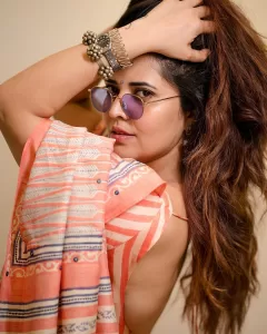 actress anasuya bharadwaj sexy stills in saree